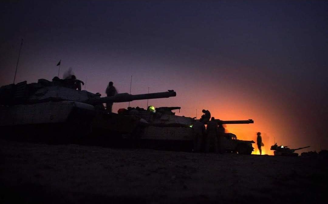 Carros de combate desplegados de noche