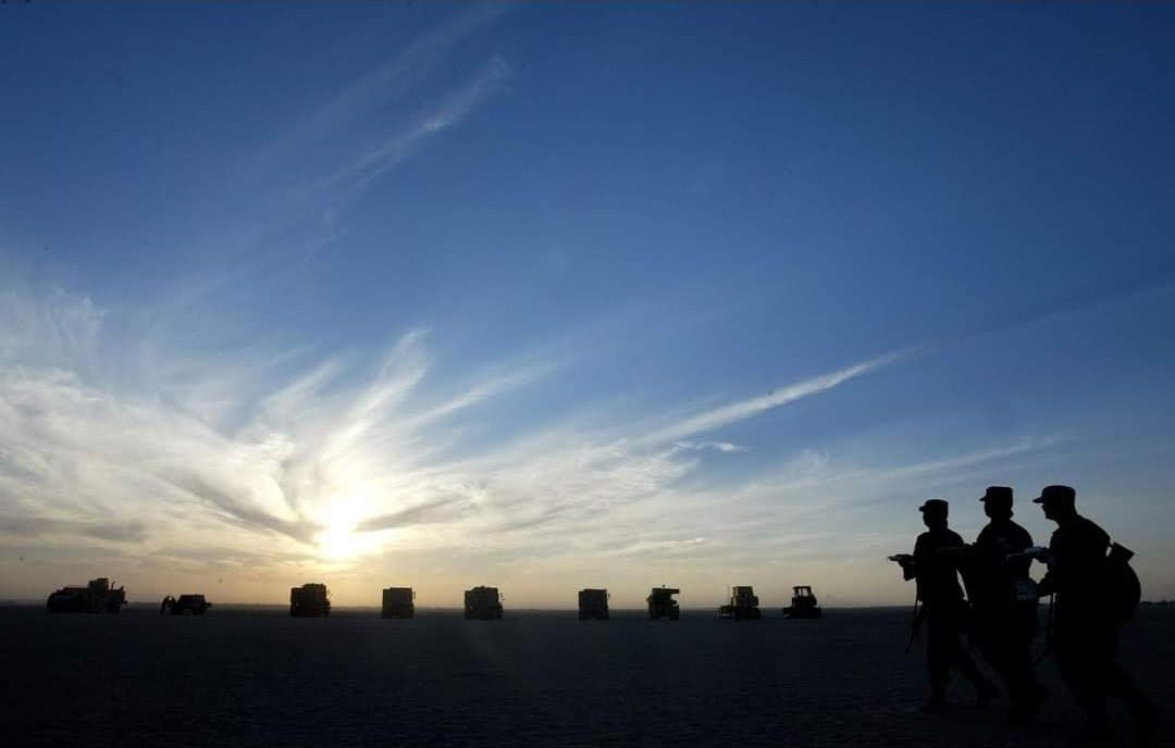 Convoy de vehículos militares al atardecer