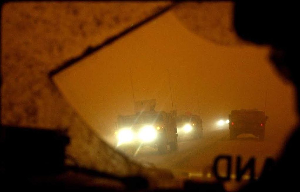 Convoy militar circulando de noche