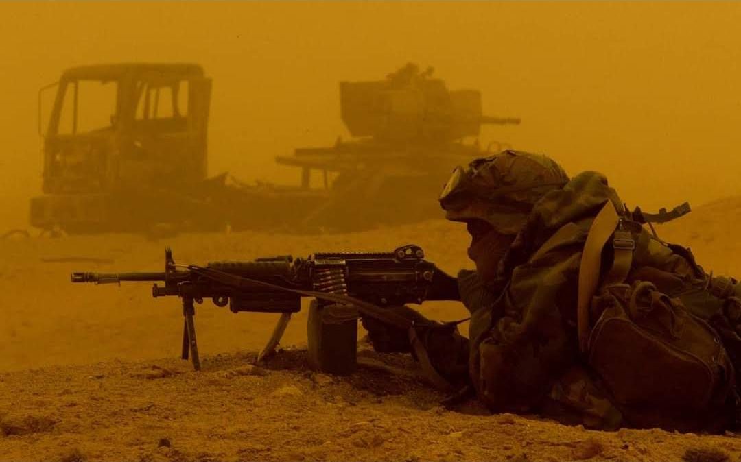 Militar instruido sobre el terreno durante un ejercicio de instrucción