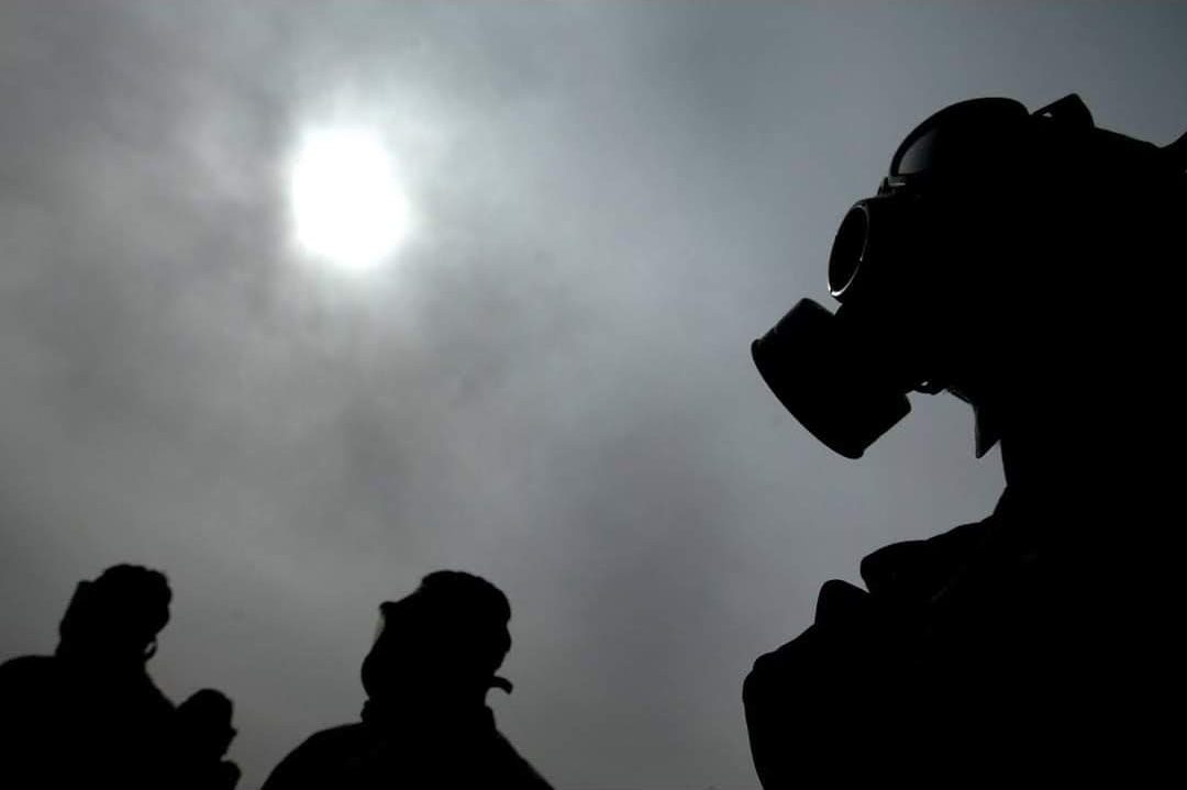 Militar con máscara antigás en silueta
